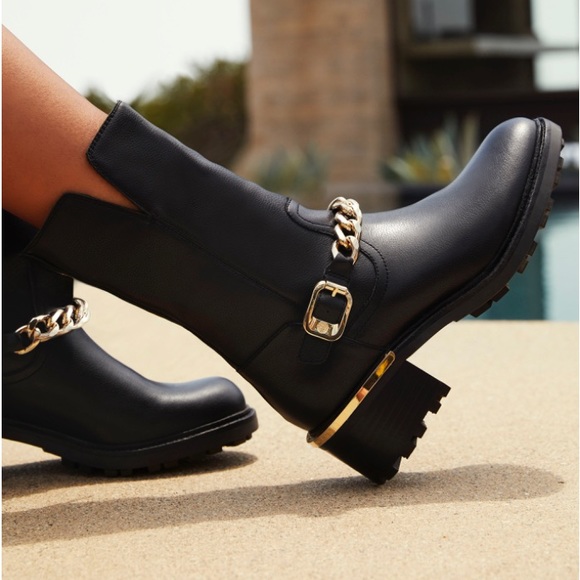 VINCE CAMUTO KESHILLA BLACK LEATHER WITH GOLD-TONE CHAIN BOOT SIZE 8.5 M